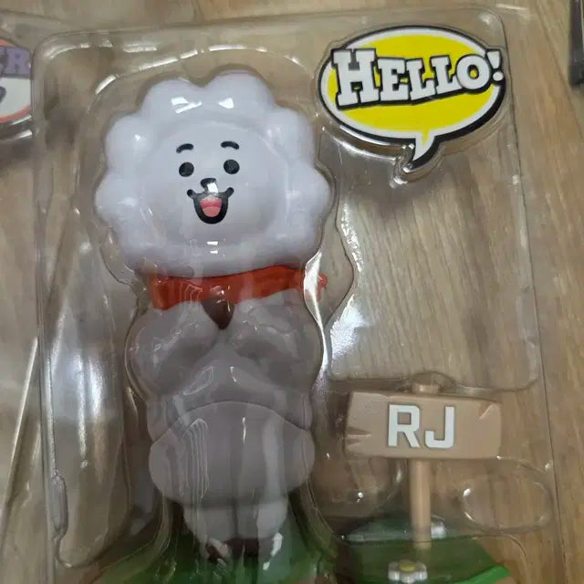 bt21 액션피규어 팝니다.