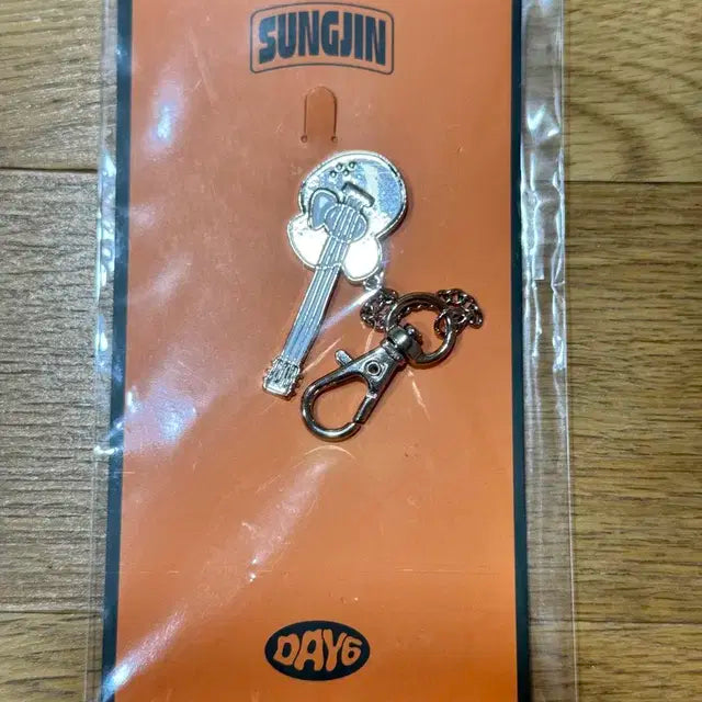 DAY6 성진 악기 키링