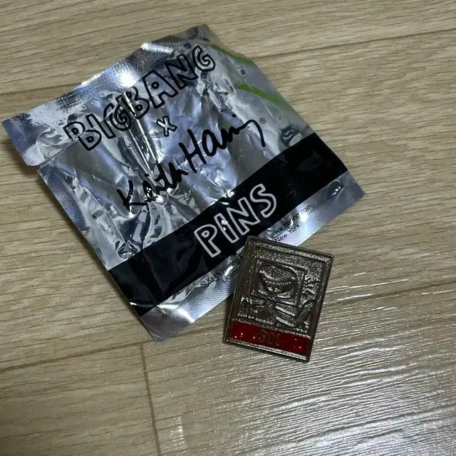 빅뱅 태양 키스해링 콜라보 굿즈 핀버튼 일본 MD