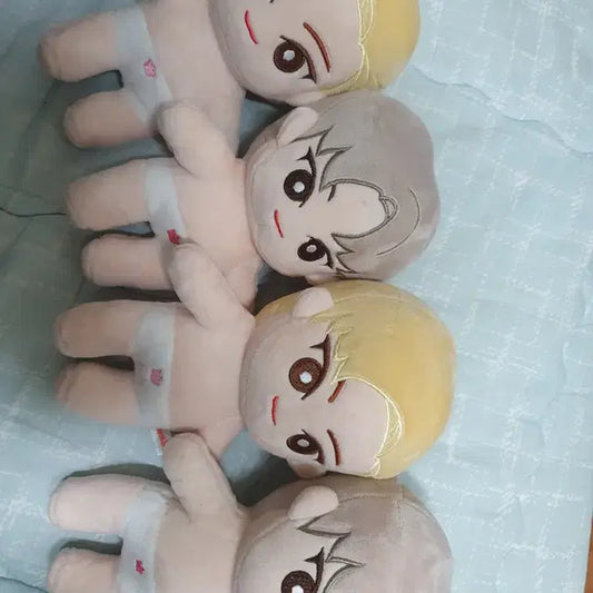 황민현 인형 판매해요.