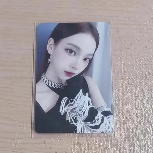 카리나 턱괸리나