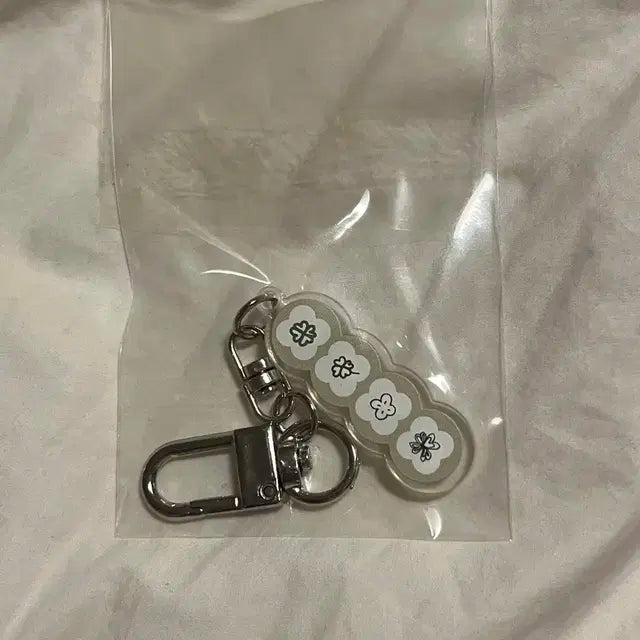 데이식스 포에버 행운 클로버 키링