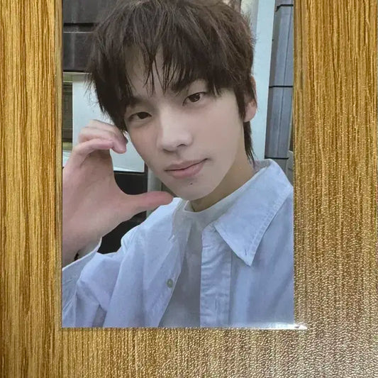 투어스 신유 미공포 더현대 더뮤지엄비지터 특전 포카