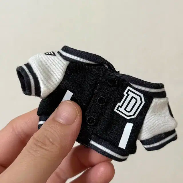 데니멀즈 바시티 옷