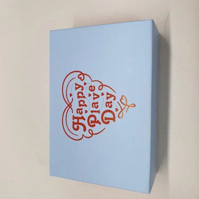 플레이브 2주년 팝업 로고뱃지