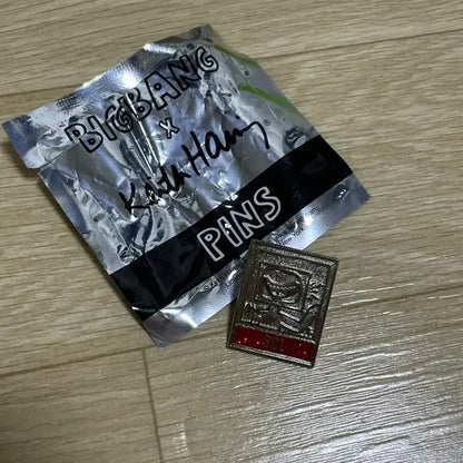 빅뱅 태양 키스해링 콜라보 굿즈 핀버튼 일본 MD