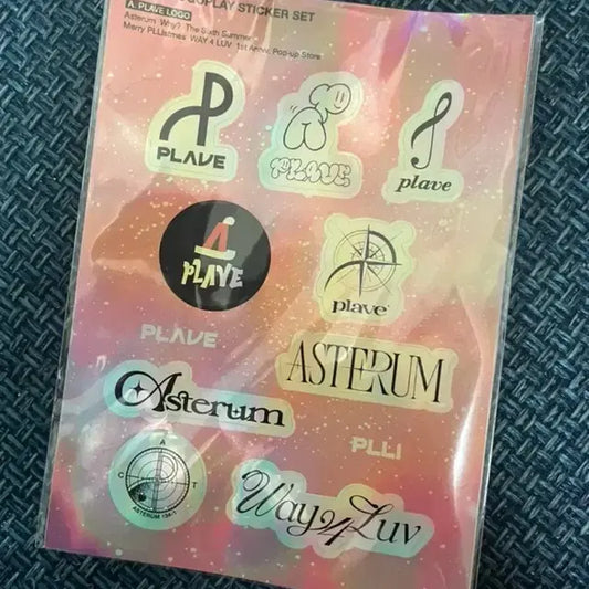 플레이브 더현대팝업 로고 스티커